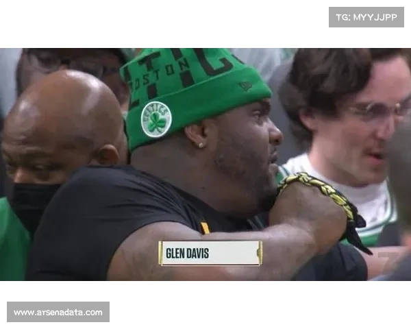 DAZN直播镜头捕捉恩尼斯现场观战表情,为潜在对决预热 DAZN直播镜头捕捉恩尼斯现场观战表情,为潜在对决预热