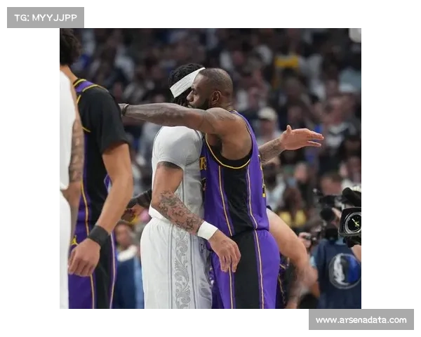 NBA独行侠对阵湖人，东契奇赛前与球迷互动致意